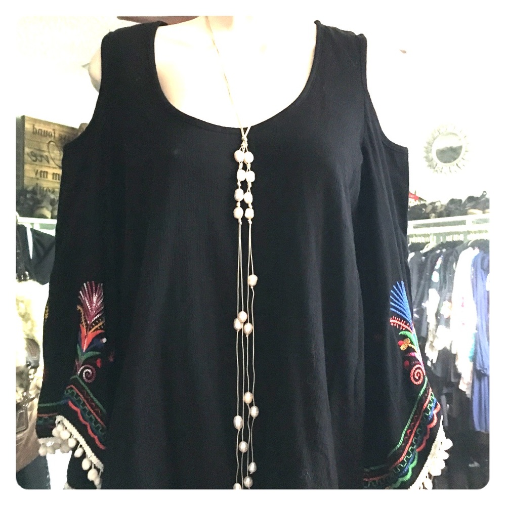 Vava top blk cold shoulder with embroidery